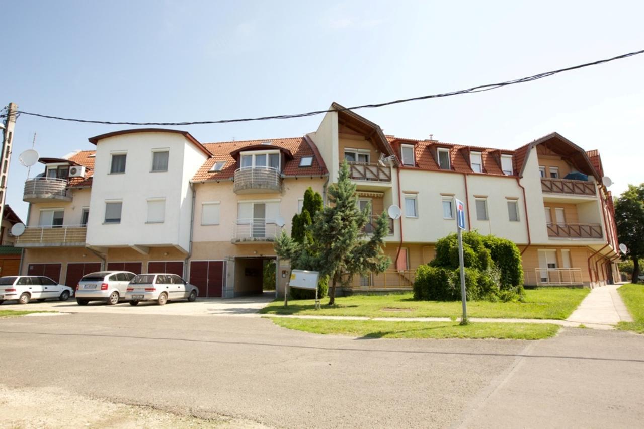 Zoli Apartmanok-Adri Koelcsey 32 ハイデゥソボスロー エクステリア 写真