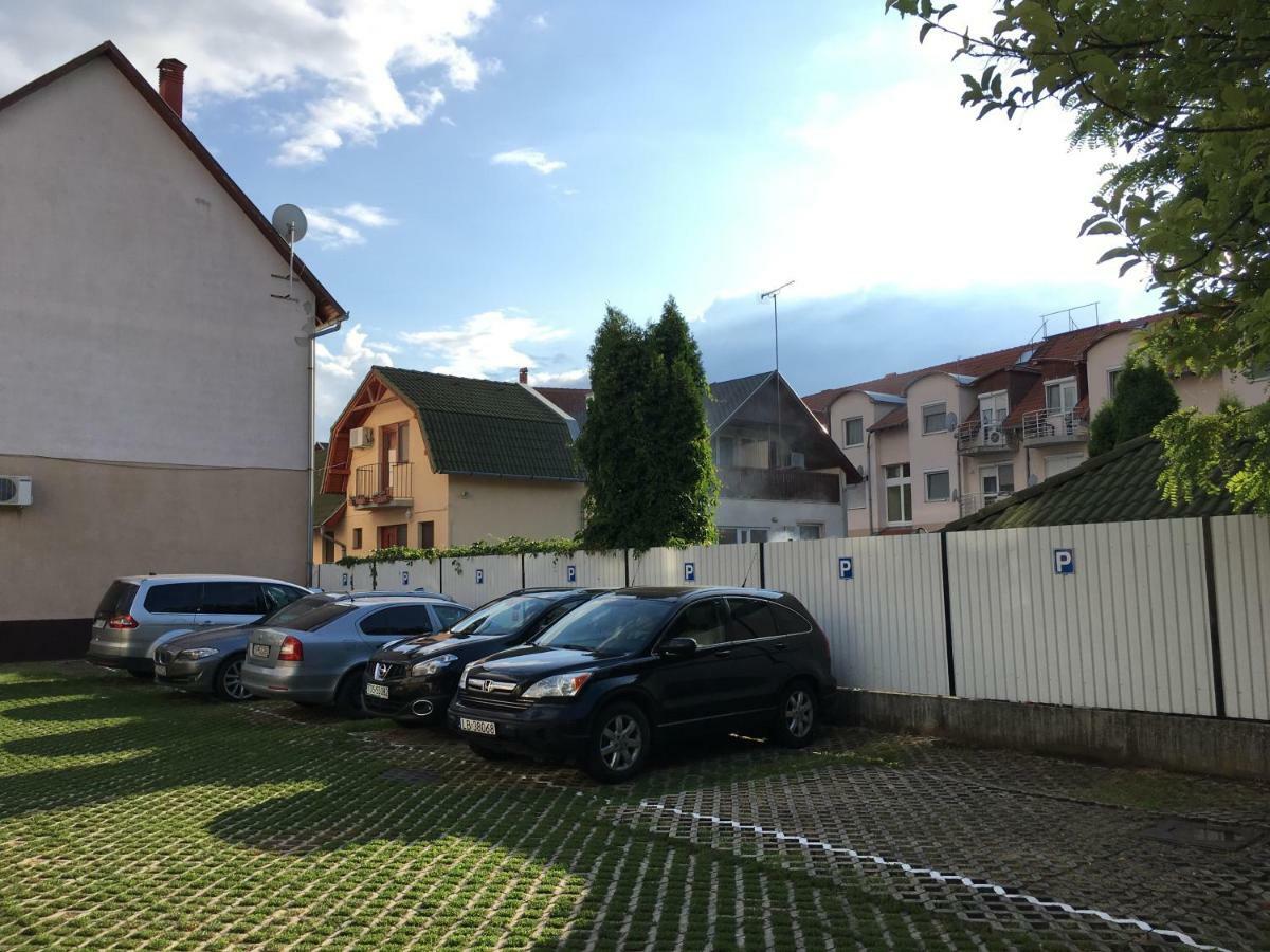Zoli Apartmanok-Adri Koelcsey 32 ハイデゥソボスロー エクステリア 写真